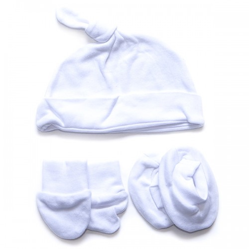 3 piezas bebé en blanco (Gorrito, manoplas y calcetines)